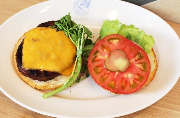Homework'sの人気ナンバー1メニュー「チーズハンバーガー」(110g1250円～)。チーズはチェダー、スイス、モントレージャックから選べる