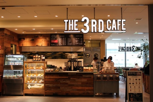 ビジネスマンの“サードプレイス”を提供するTHE 3RD CAFE。コーヒーメニューの他、ワインなどのアルコールやフードも充実している