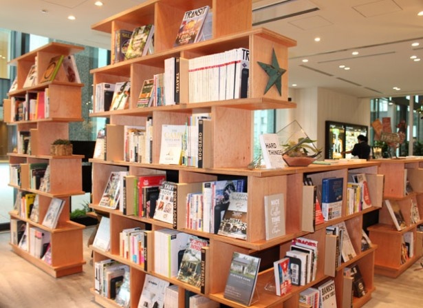 THE 3RD CAFEの店内には、ブックラウンジを併設