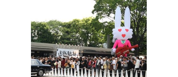 参列者が長蛇の列…忌野清志郎さん“ロック葬”の様子