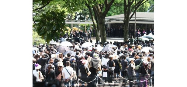 25度を超える暑さを、日傘や帽子でしのぐ人もいた