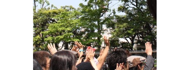 大竹しのぶさんなどに対し｢来てくれてありがとう｣など声をかけるファンの姿も
