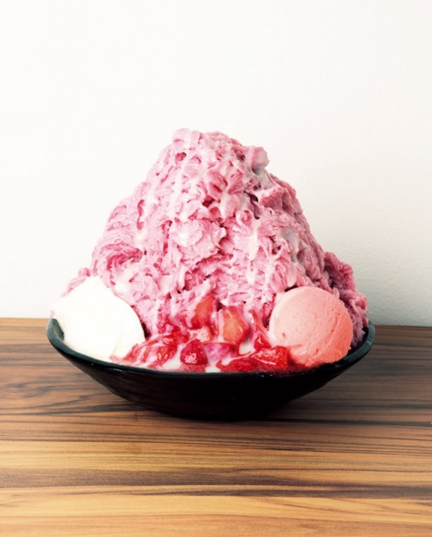 ICE  MONSTERの「イチゴかき氷」(1400円)。甘酸っぱく濃厚なイチゴの風味を楽しめる。別添えの練乳シロップをかけても美味！