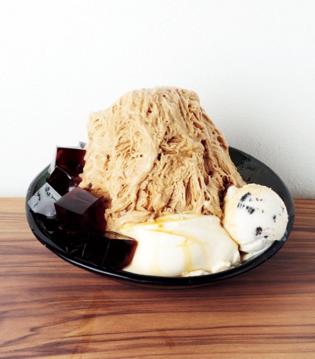 ICE  MONSTERの「コーヒーかき氷」(1200円)は、カルーアとベイリース、2種類のリキュールを使ったシロップで上品に仕上げている