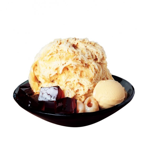 ICE MONSTERの「烏龍茶かき氷」(1200円)は、茶葉の香りとほろ苦さがクセになる味わい。ライチやゼリーをのせた、アジアンテイストのかき氷