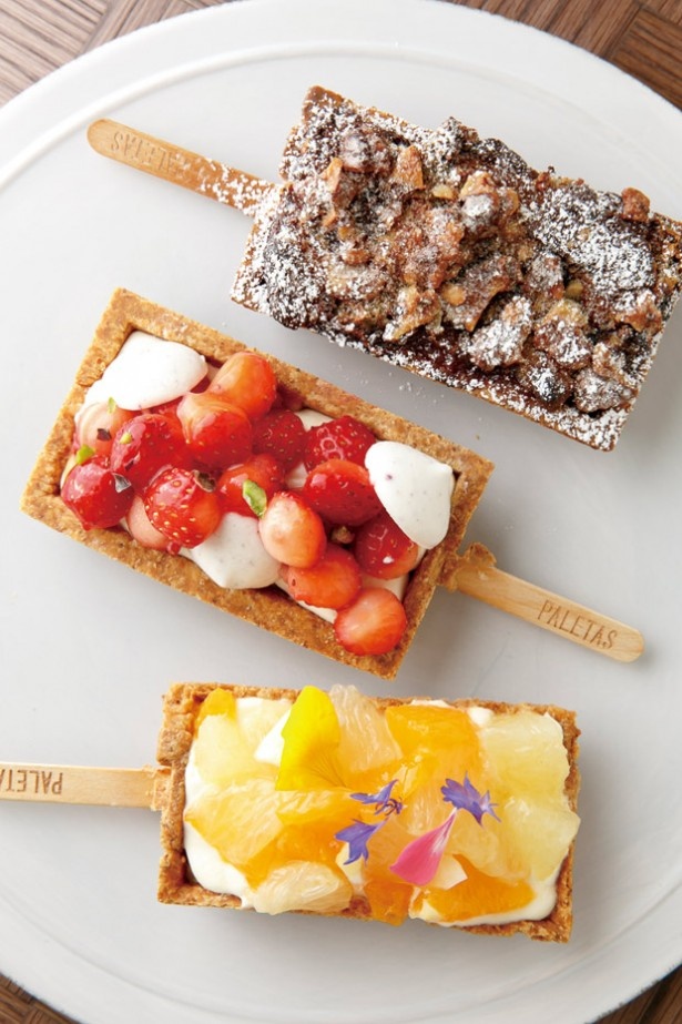 si・empre/PALETASでは、「ベイクドフルーツバー フィグウォルナッツバー」(600円、写真上)など、アイスバーの形をしたフルーツパイを販売