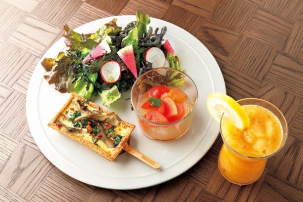 si・empre/PALETASの「オアシスset」(1200円)。ゴボウや春菊を使った豆乳ベースのベイクドベジタブルバーや、ショウガを効かせたスムージーがヘルシー