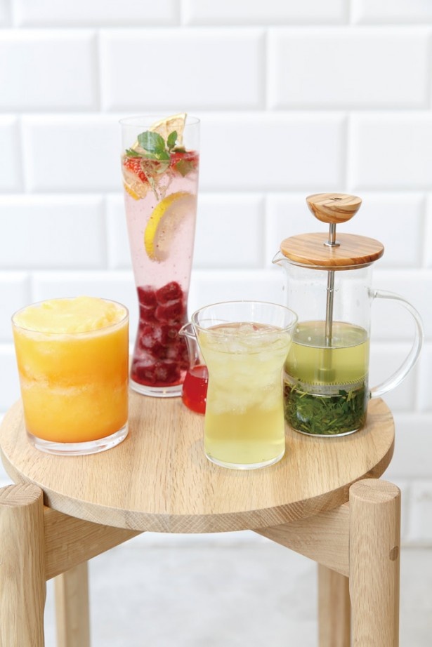 si・empre/PALETASでは、ドリンクメニューにも独自のこだわりが！「緑茶 フレンチプレス 氷出し」(700円、写真右)は、自然農法の茶葉など2種類をブレンドし、2晩かけてじっくりと抽出している
