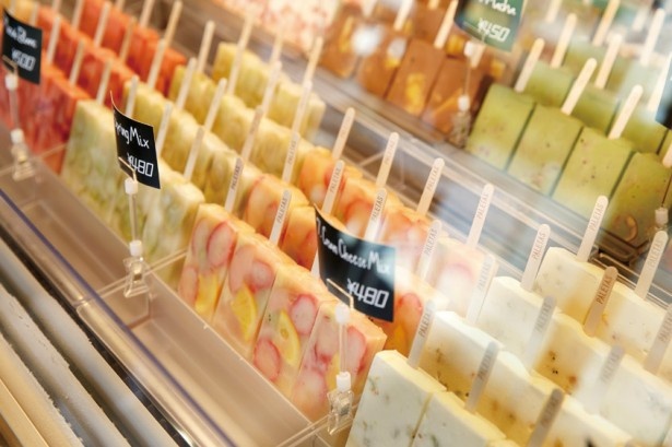 si・empre/PALETASの隣にあるPALETAS代官山店では、約20種類のフローズンフルーツバーを販売している