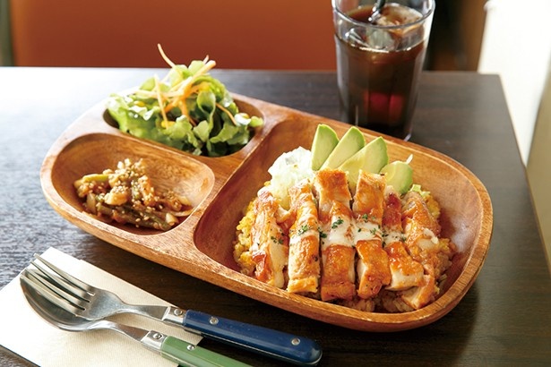 cafe croixの「平日日替わりランチ/チキンオーバーライス」(900円)は、NYで人気の屋台フードをアレンジしたもの