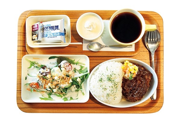 hane-cafeの「ハネカフェプレート」(1000円)のメインは100%ビーフのハンバーグ他、カレーなどが日替わり