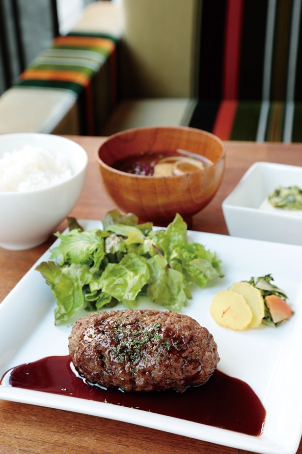 フクモリ マーチエキュート神田万世橋店で提供している、火曜日の日替わり定食「山形牛のハンバーグ」(1000円)はランチ定食の一番人気