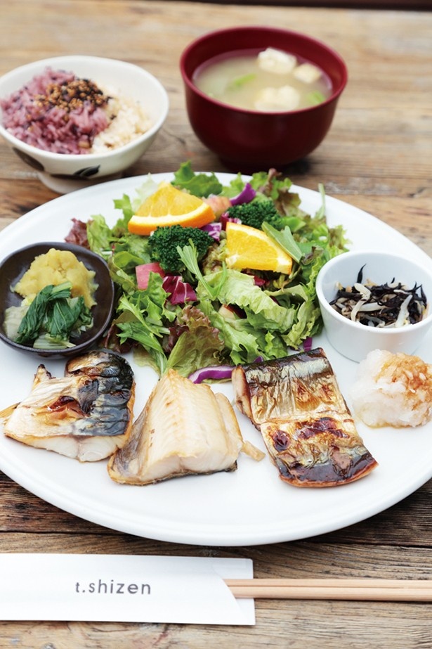 CAFE・BAR t.shizenの「焼き魚三種盛りランチ」(1000円)のご飯は、五穀米、玄米、白米、ハーフ＆ハーフから選べる