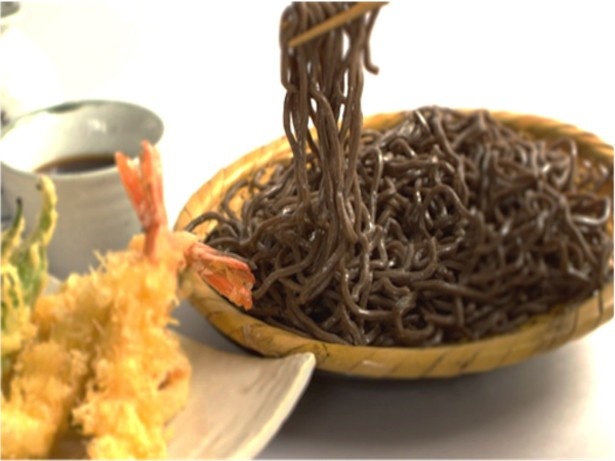 【写真を見る】そば粉の生産から行う「そば・天ぷら 村そば 赤井川」では、蕎麦本来の香りや風味を楽しめる、本格十割そばが自慢。 「もりそば」800円、「天ぷらそばセット」1380円～