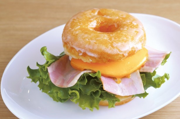 パティスリー キハチ＆ルサンパーム グランスタダイニング店の「ドーナツサンドイッチ ベーコンチーズエッグ」(490円)。ふんわりと温めたシュガードーナツのBLT風サンド