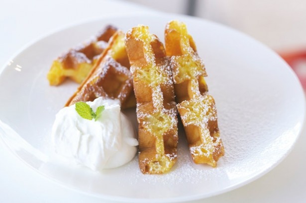 R.L WAFFLE CAFE 秋葉原店では、アパレイユ(卵液)にワッフル生地を浸して焼き上げた「フレンチワッフル」(594円)などのハイブリッドメニューを提供