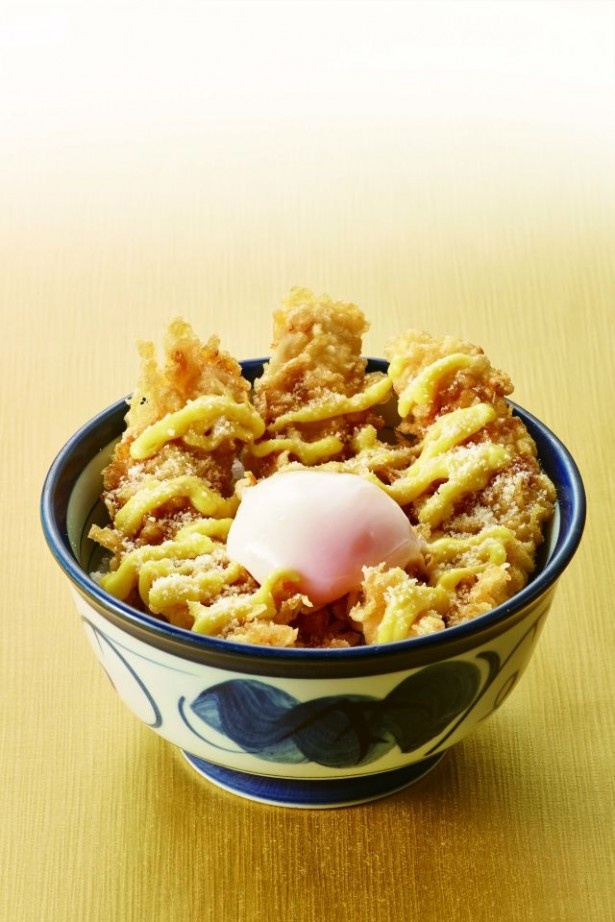 【写真を見る】2種の濃厚チーズでガッツリ！「半熟玉子」付きで鶏天丼がマイルドな味わいに