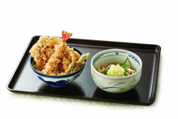 話題の塩レモンを添えた冷やし小うどんとのセットメニュー「真鯛の小天丼と冷やし塩レモン小うどん」(830円)
