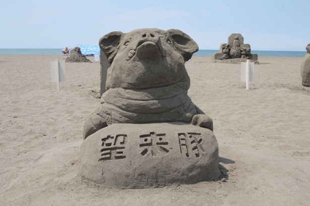 【写真を見る】2014年の砂像コンテスト優勝作品「はばたけ！望来豚」
