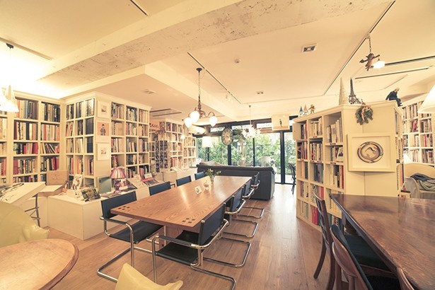 白と木で統一された、book cafe ESPACE BIBLIOの店内。ソファ席やテラス席もある