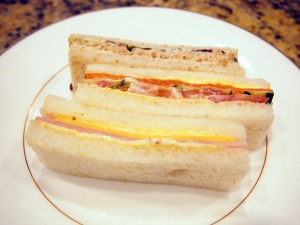 季節の野菜を挟んだサンドイッチ。同ホテル内のベーカリー「スタールヴァンシス」のパンを使用している