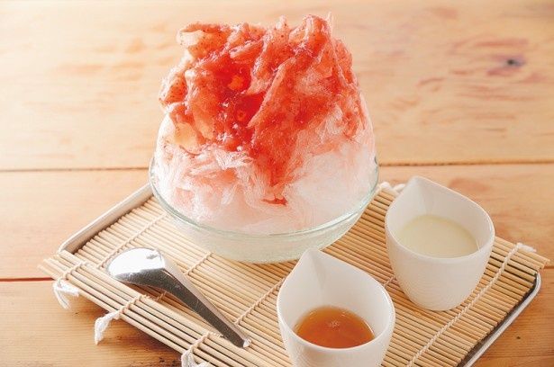 シロップが別なので、かける量で味の変化を楽しめる（苺ミルク900円/《京都》菓子・茶房 チェカ）