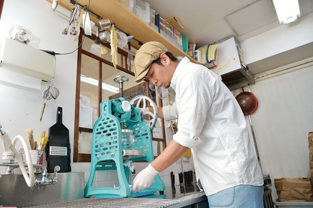 基本の氷からこだわっている「菓子・茶房 チェカ」店主の内田さん