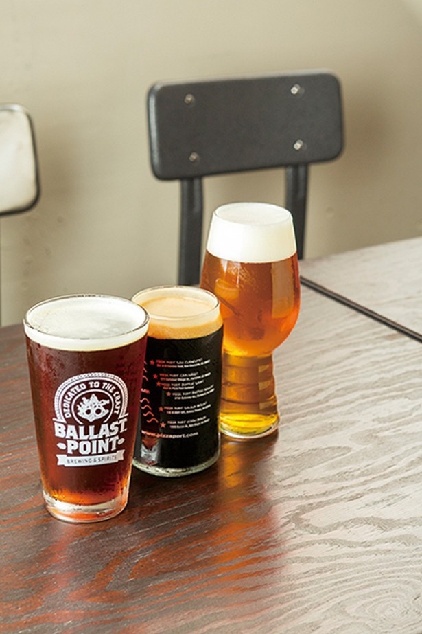 梅田・Craft Beer Base(クラフト ビア ベース)では、バラストポイント キャリコ アンバーエール(一番左)などのクラフトビールを用意