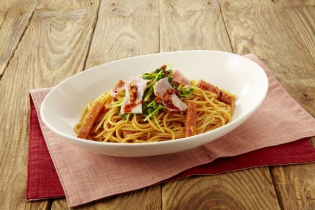 「めんそーれ　沖縄」フェアで提供される「ランチョンミートの食べるラー油スパゲティ」(690円)