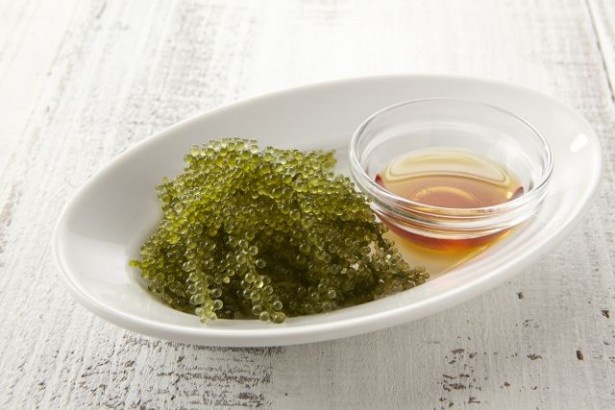 【写真を見る】「沖縄直送！海ぶどう」(590円)など「めんそーれ　沖縄」フェアのメニュー詳細をチェック！