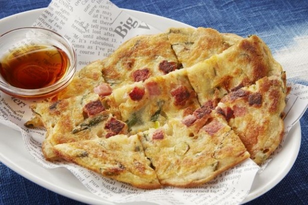 「ウチナー風お好み焼きひらやーちー」(690円)