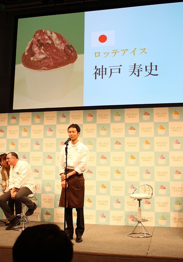 神戸寿史さんの作品「藍空(そら)～ブルーベリー＆濃厚チーズ～」はブルーベリーに洋酒を加えてチーズを混ぜたジェラート