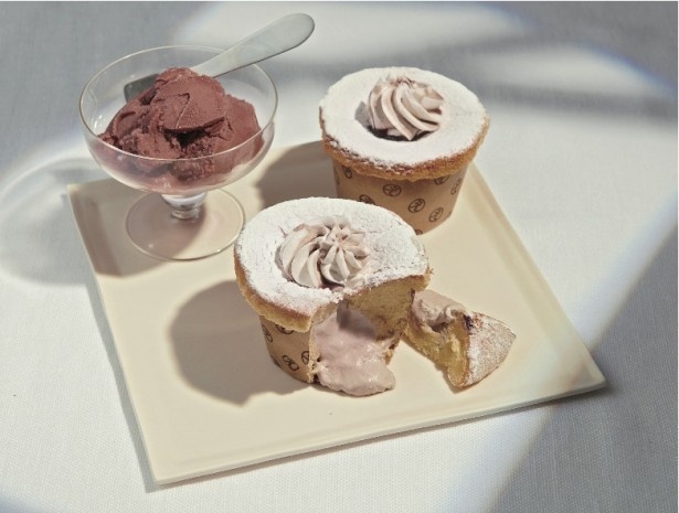 【写真を見る】“ふわとろ”食感がたまらない！「アサイーのクリームシフォンケーキ」(421円)