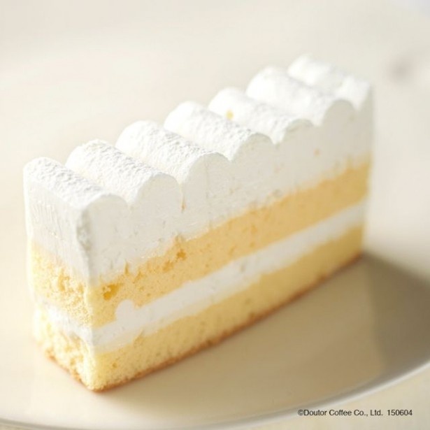 カマンベール風味のチーズソースとレアチーズクリームを挟んだ「ふんわりチーズケーキ」(370円)は爽やかな味わい