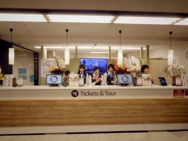 トラベルデスクでは、全国各地の観光情報のみならず、訪日外国人向けのオプショナルツアーや、宿泊施設・各社交通機関発行バスなどの予約販売なども行う
