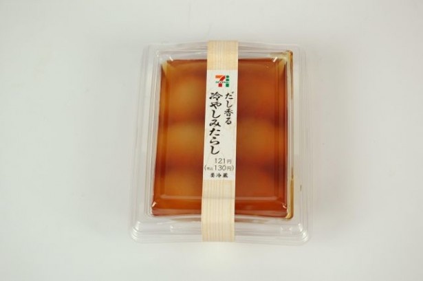 【写真を見る】冷たい団子にしょうゆ味の強いタレがたっぷり！東北～関東・甲信限定で販売