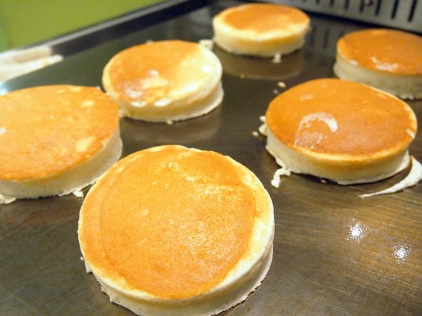 一枚一枚丁寧に焼き上げるため、ふんわりとしたパンケーキが仕上がる