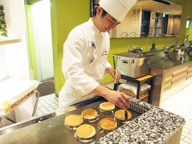 【写真を見る】温度管理されたスイーツ専用特製鉄板で、シェフが焼き上げる。注文を受けて作るため、できたてを食べられる