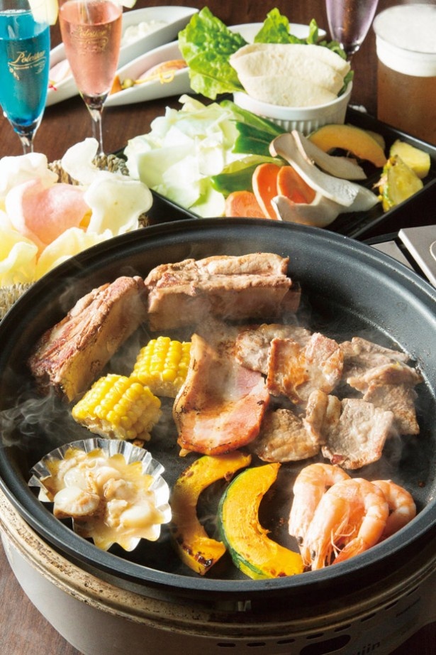納涼ハレテラス エキビアスカイツリービューで、スペアリブやホタテのアヒージョ、野菜がたっぷり入った「BBQセット」(5400円)に舌鼓！※プレミアムシートの値段