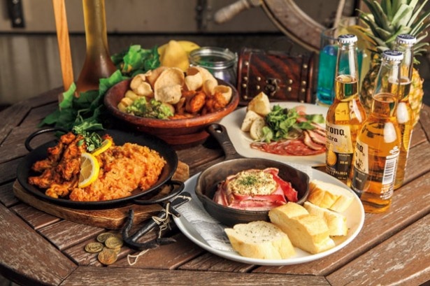 「パイレーツタパス盛り合わせ」やフリットなど、世界各国の料理を楽しめる、KING OF THE PIRATES