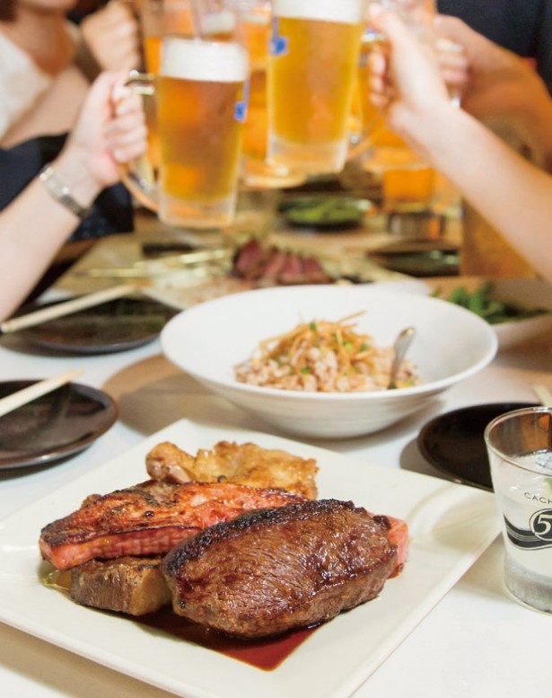 【写真を見る】BARBACOA BEER GARDENが提供する、「Barbacoaコース」(4320円)のメイン料理「グリル4品盛り合わせ」。すべて岩塩で味付けしており、 肉そのものの味が引き立つ
