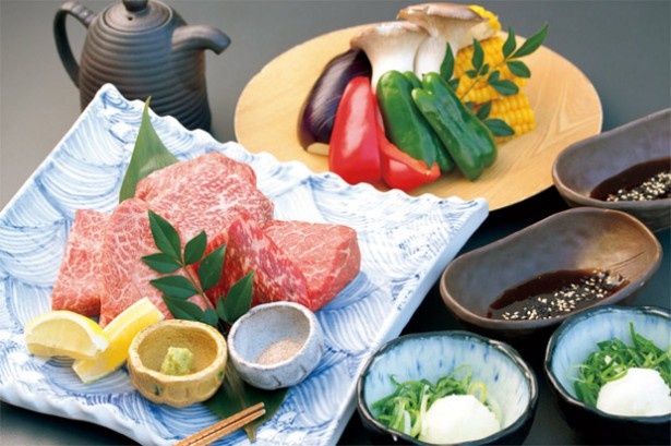 DEN Rokuen-TeiのBBQセットには、とろけるような食感の黒毛和牛や旬の野菜が満載！