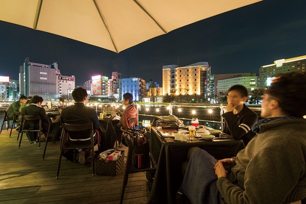 Goodbeer faucets Hakataは、那珂川沿いにあり、テラス席からは中洲の夜景を一望できる