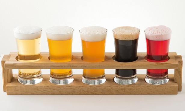 日替わりで5種類が並ぶテイスティングセット(1700円)。Goodbeer faucets Hakataの人気メニューだ