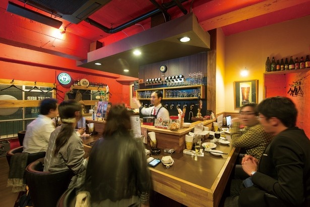 隠れ家的な雰囲気のBEER PADDY FUKUOKAの店内