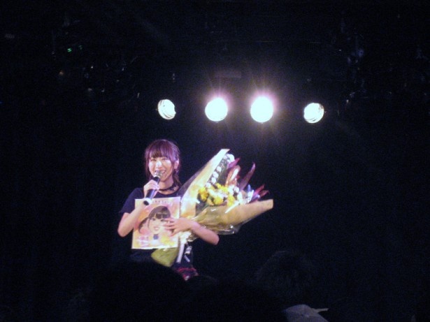 ファンから花束＆色紙をプレゼントされ、笑顔を見せる小桃音まい＠神戸SLOPE
