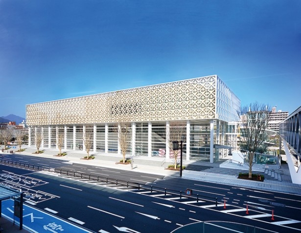 【写真を見る】世界的建築家・坂 茂氏が設計した大分県立美術館。大分伝統の竹工芸と現代的なモダン建築が組み合わされた建物