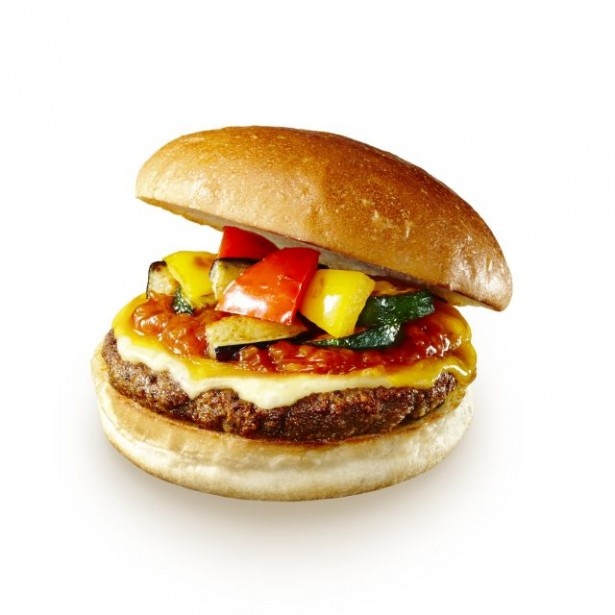 【写真を見る】「ラタトゥイユ仕立ての絶品チーズバーガーワイド」(610円)は直径11.5cm！通常より大きいサイズのパティでボリューム満点