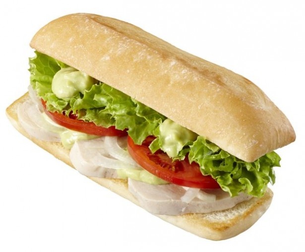 「サラダチキンサンド(アボカドソース)」(450円)はタマネギ、ニンニク、ハラペーニョで味付けしたアボカドペーストとマヨネーズを手混ぜしたソースが決め手！