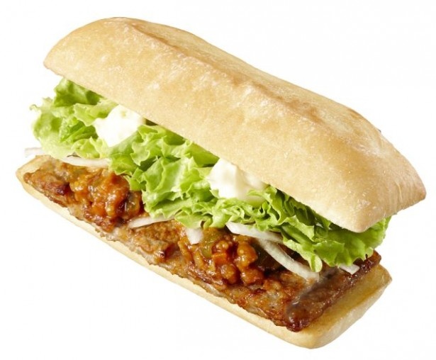 「スパイシーリブサンド(ハラペーニョソース)」(450円)は数種類の香辛料と香味野菜のミートソースとハラペーニョを合わせ夏にぴったりなピリ辛な仕上がりに
